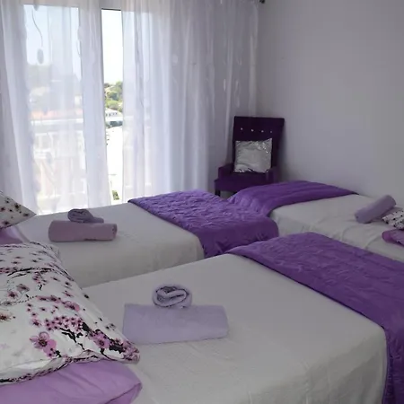 Zorana Hostel Χβαρ